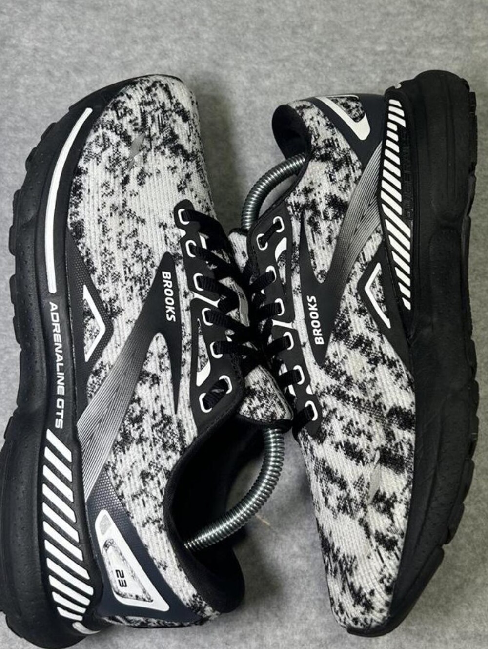 Brooks Adrenaline GTS  Athletic Shoes Size 10
